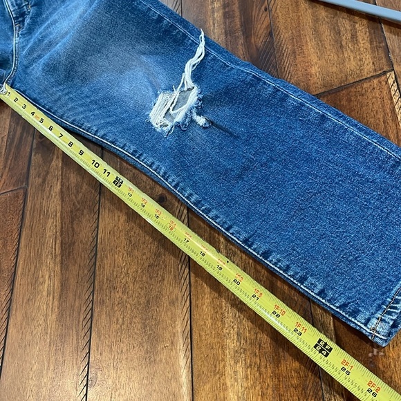 Madewell Momjean size 26 Blue Medium Wash Distressed high rise high Waisted - Picture 10 of 13